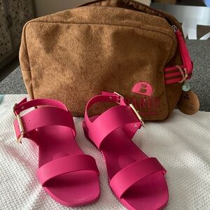 Bared raspberry rubber flat sandals